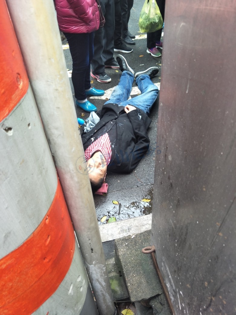 刚刚昆山新昆街一男子呕吐倒在路边,家属如果看见帖子请速度前往