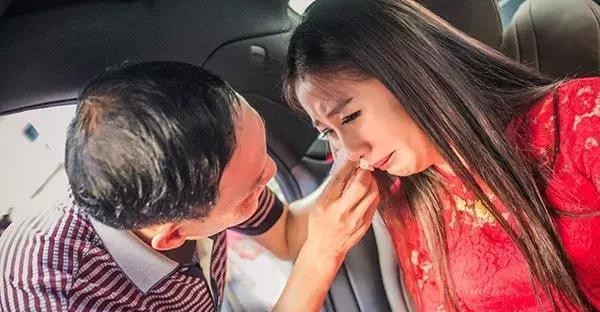 新娘父亲对出嫁女儿说的话,看哭了