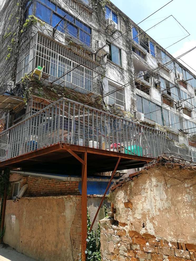 红峰新村危房,30多年的楼板房,外立面真的很难看了