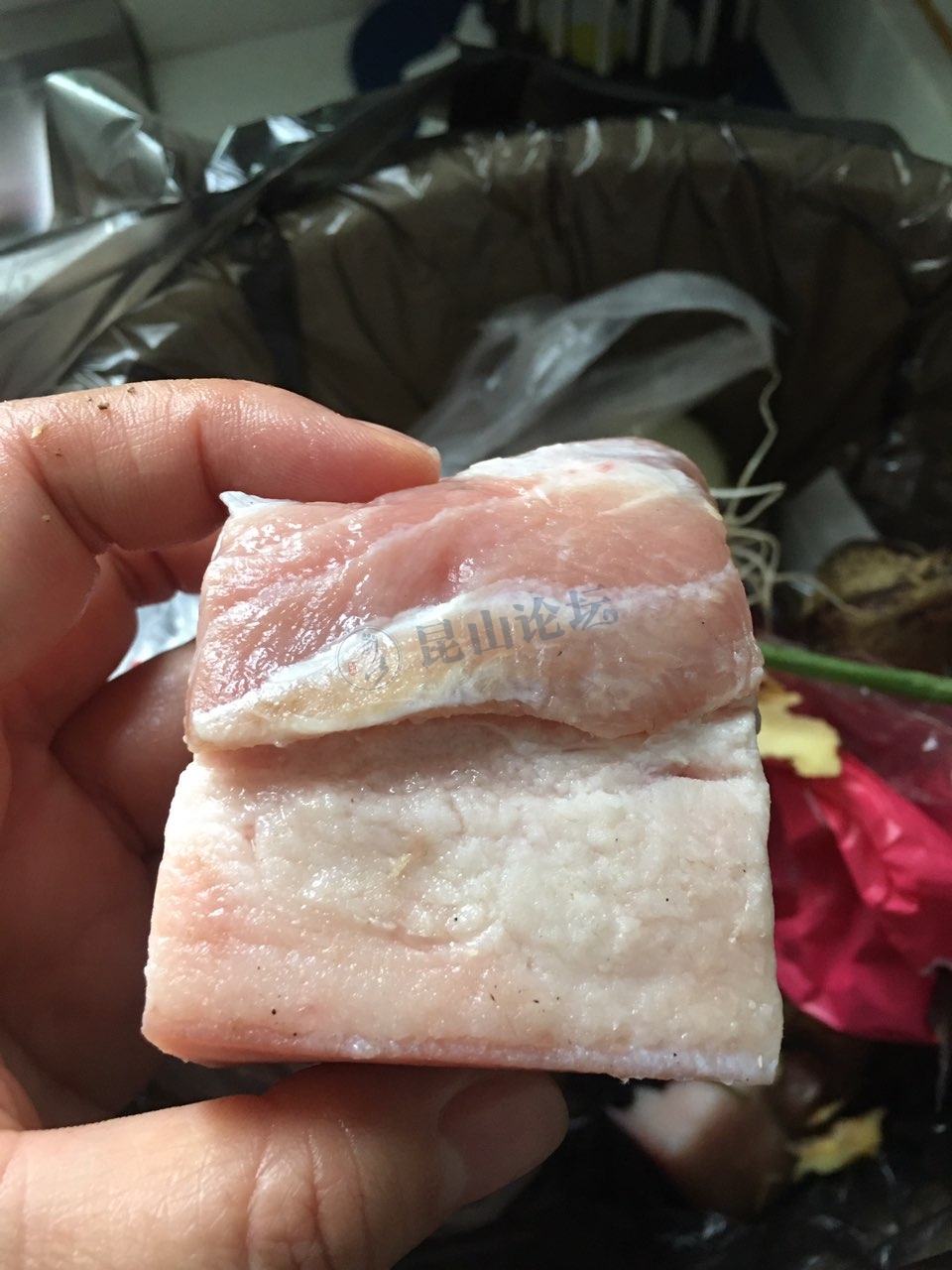 巴城华联超市在售变质肉,清洗切开后酸臭味重