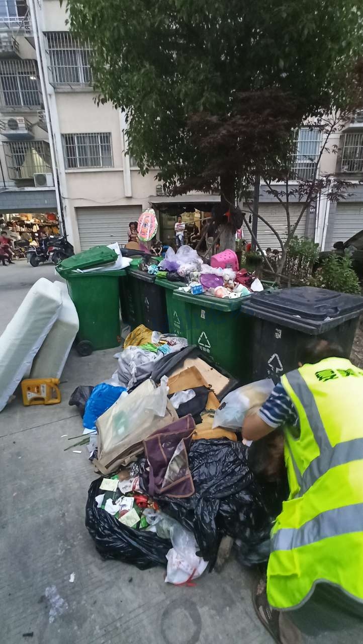 共青小区垃圾桶边脏乱无比,放置在门口臭气熏天