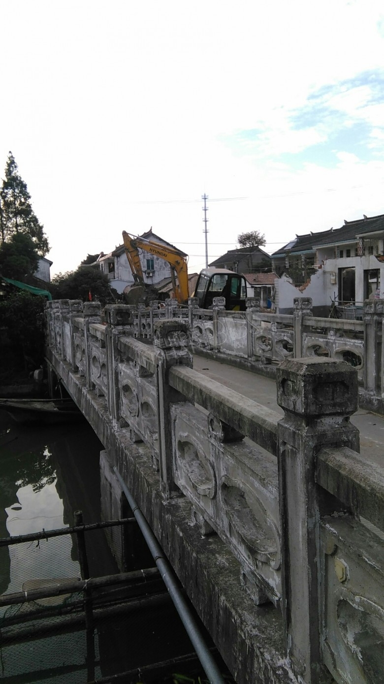 周庄镇龙亭村施工车辆从人行桥挤过去,野蛮通行,危在旦夕!