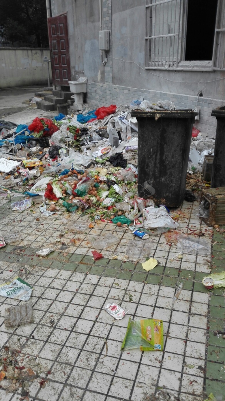 [曝光]大张浦镇中心银鹿广场脏乱破差不堪入目!