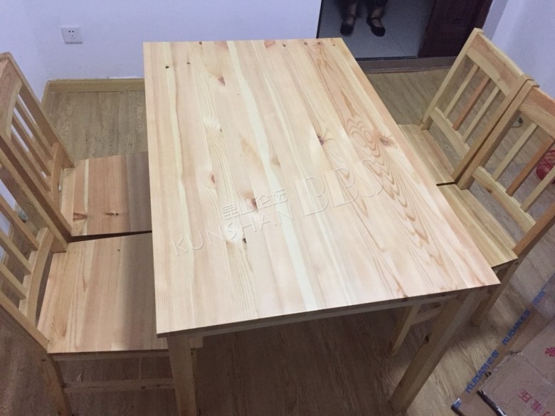 一百一个出售两张桌子