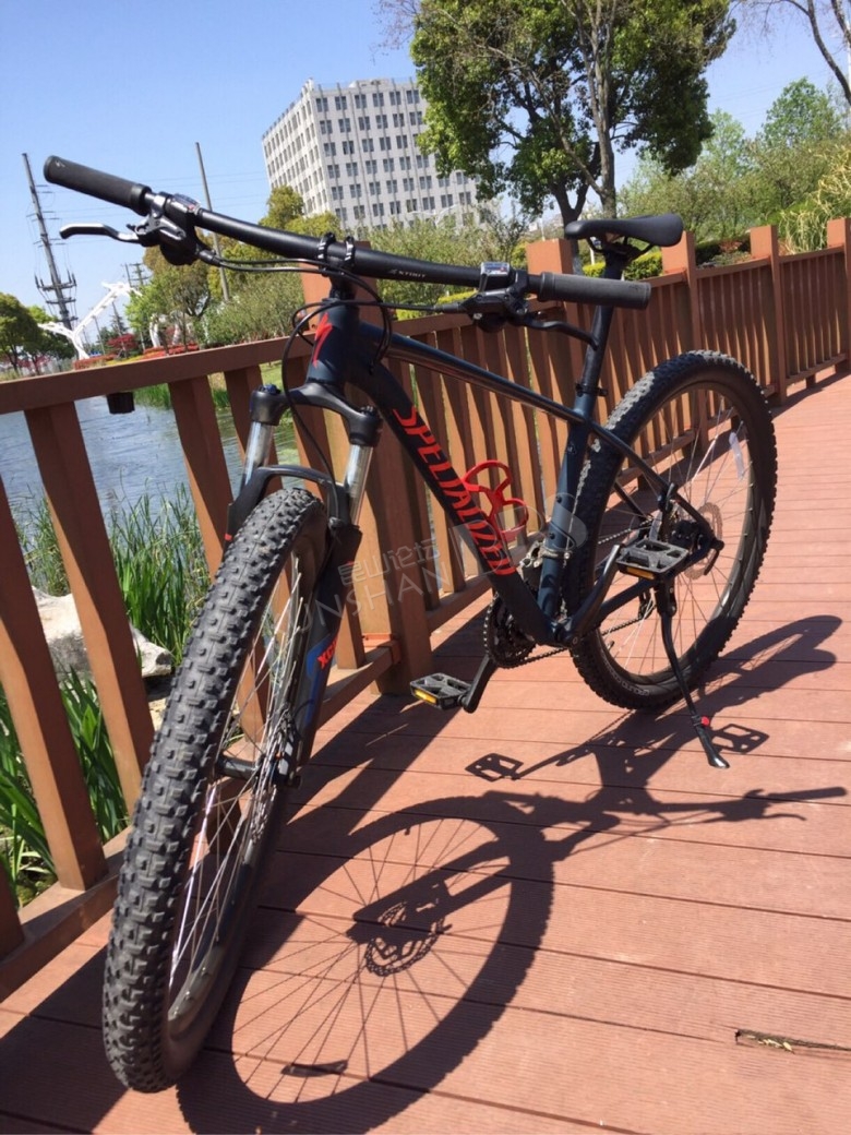 转让闪电山地车(送杯架,送前后夜骑灯)