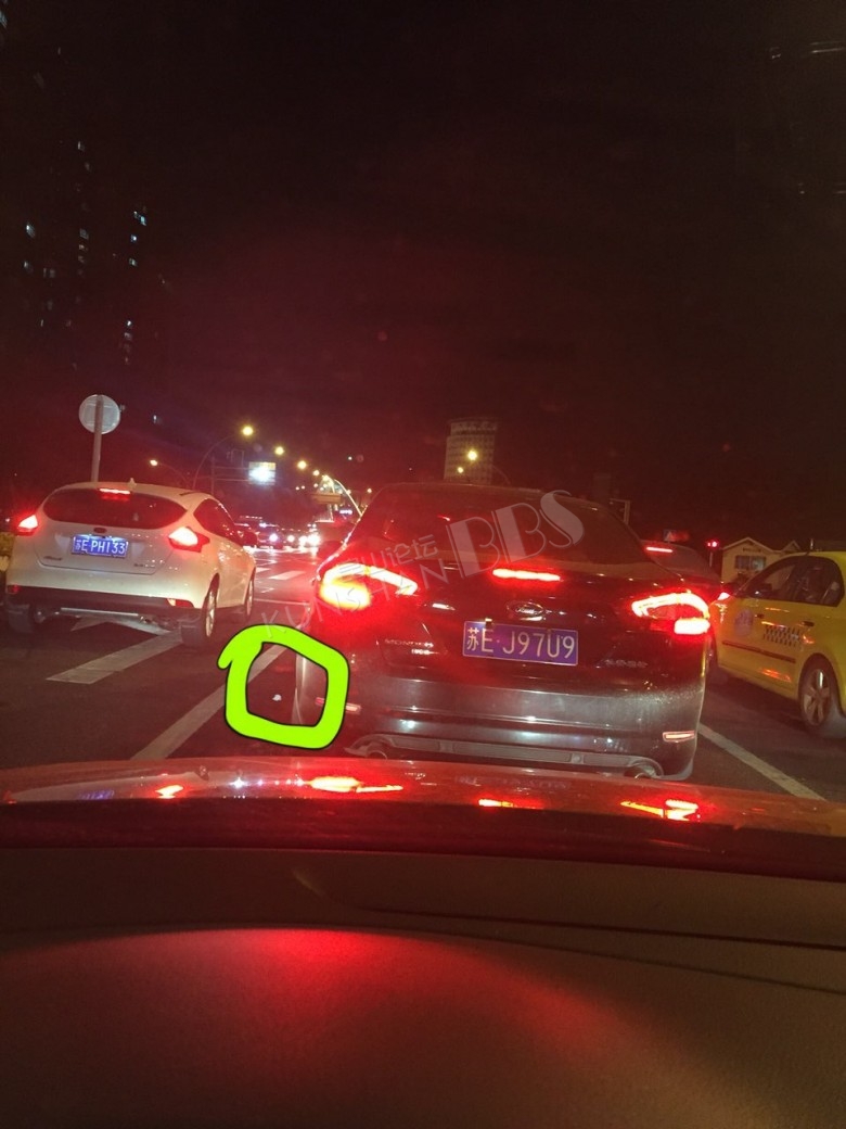 晚上九点半的时候,在前进路东往西方向白马泾路口等红绿灯,前面的车