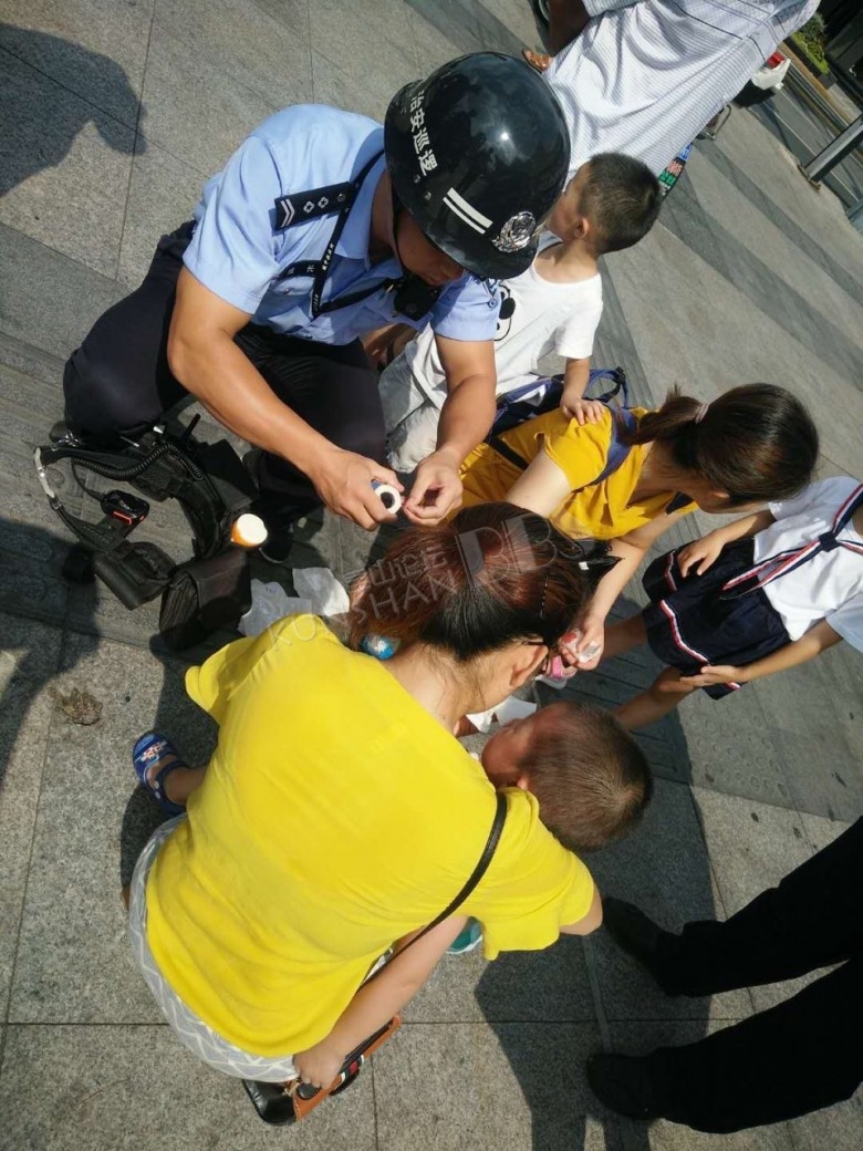被昆山正阳桥这个警察蜀黍暖化了!路遇受伤小孩及时出手相助