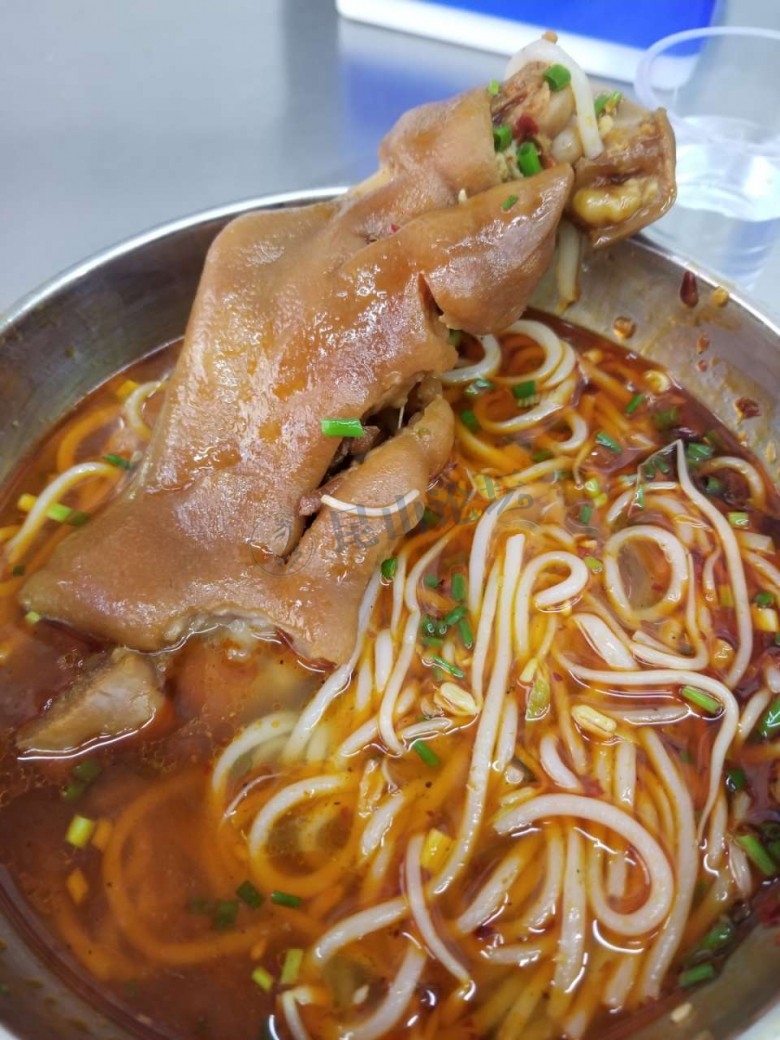 第二天早晨起来,早点铺里来一碗猪脚粉,味道不错