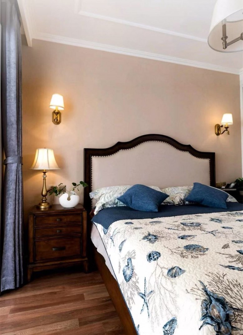 通往卧室和卫生间的走廊过道同样刷成了暖色调的乳胶