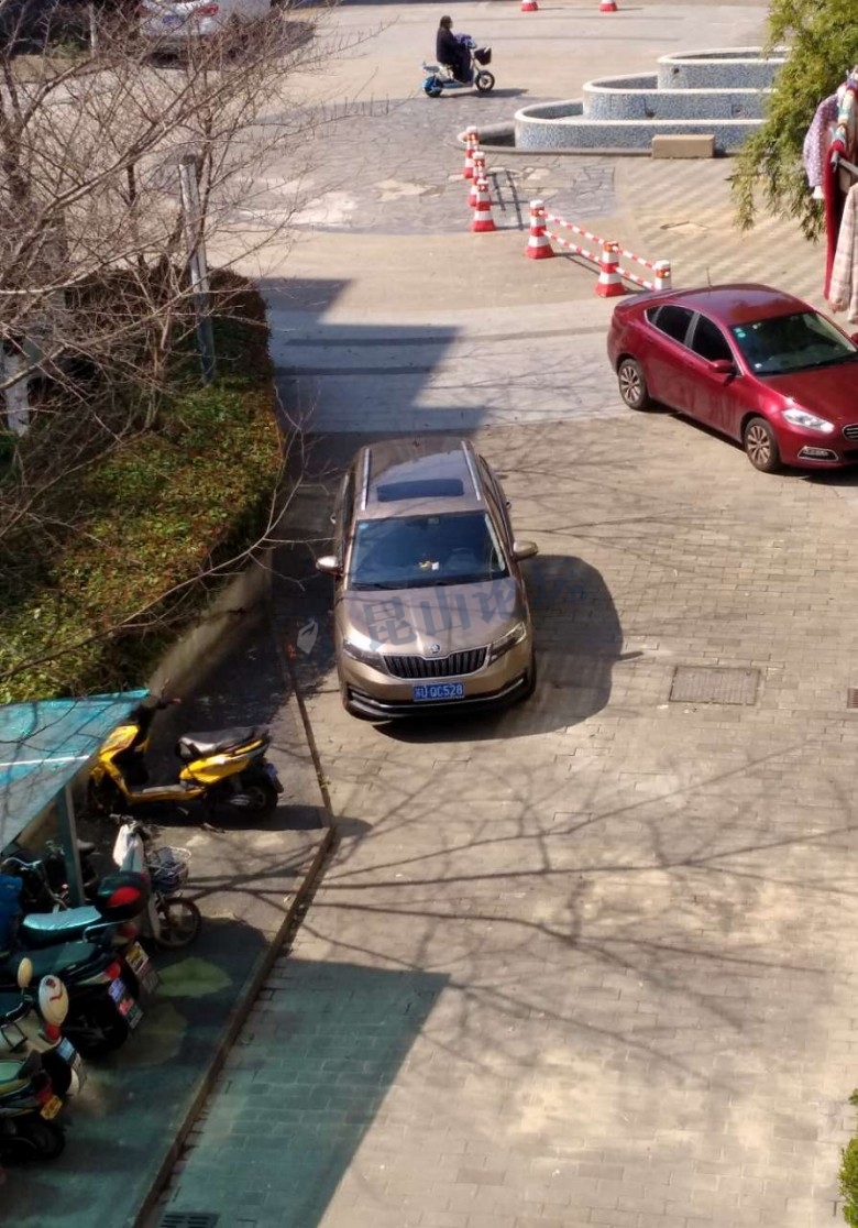 阳光水世界小区里乱停车在路中间,住户的消防通道谁来保障?