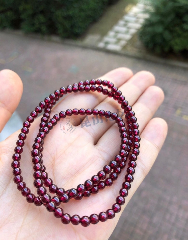 全新石榴石酒红色三圈,珠子大约4毫米,晶体干净45包邮转让